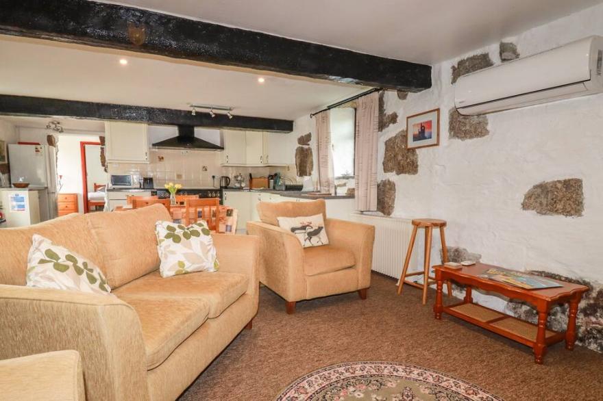 FOXES, family friendly, character holiday cottage in Lanivet