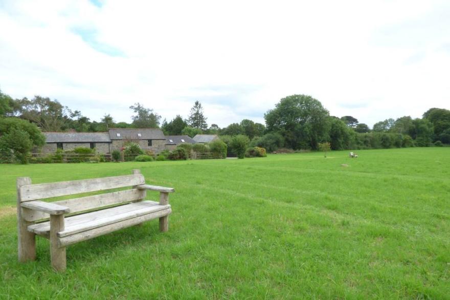 MEADOW COTTAGE, pet friendly, character holiday cottage in Golant