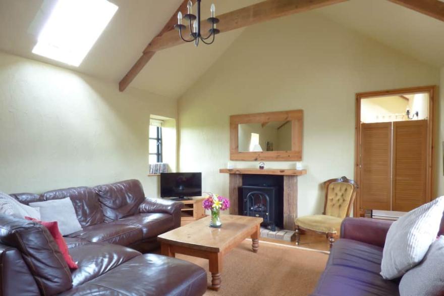 MEADOW COTTAGE, pet friendly, character holiday cottage in Golant