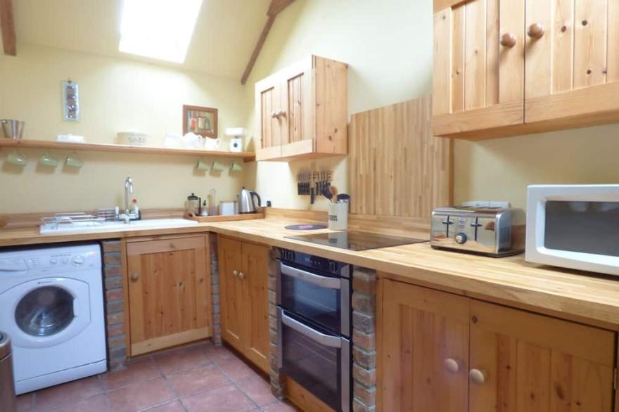 MEADOW COTTAGE, pet friendly, character holiday cottage in Golant
