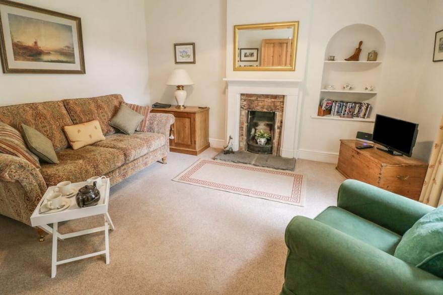 THE CONIFERS, romantic, character holiday cottage in Ovington