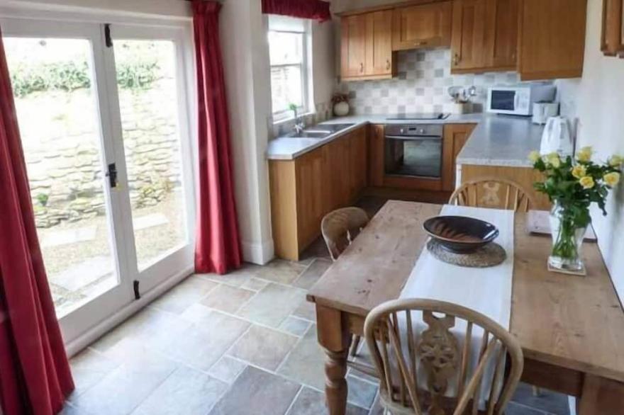 THE CONIFERS, romantic, character holiday cottage in Ovington