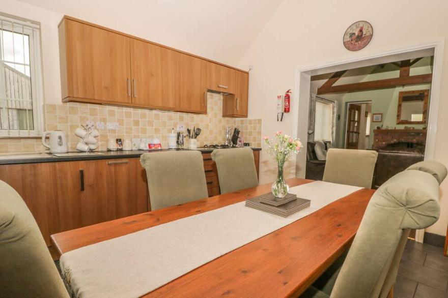 LITTLE ARGHAM COTTAGE, pet friendly, with open fire in Rudston