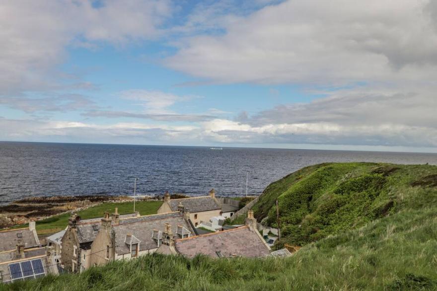 BRAEHEAD CROFT, pet friendly, with a garden in Portessie