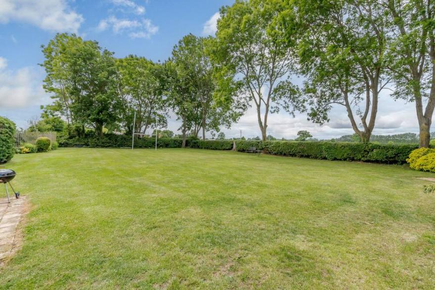 GARDEN COTTAGE, pet friendly, with a garden in Pulham Market