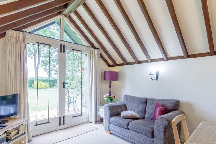 GARDEN COTTAGE, pet friendly, with a garden in Pulham Market