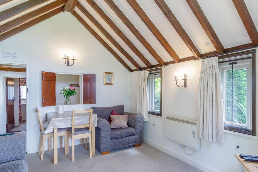 GARDEN COTTAGE, pet friendly, with a garden in Pulham Market