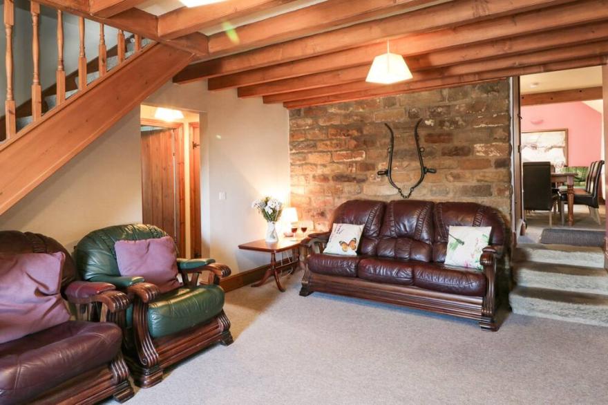 THE OLD CART HOUSE, pet friendly, with open fire in Farndale