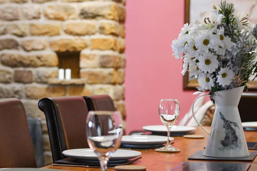 THE OLD CART HOUSE, pet friendly, with open fire in Farndale