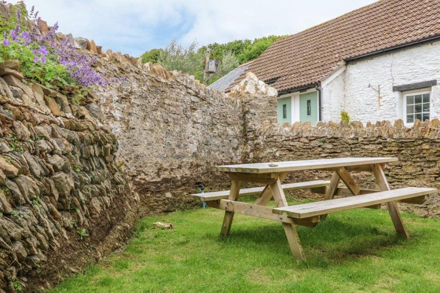 PARTRIDGE COTTAGE, pet friendly, with open fire in Ilfracombe