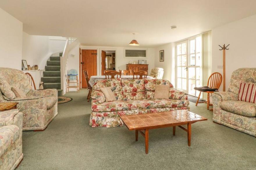 WEST BOWDEN FARM, pet friendly, with a garden in South Molton