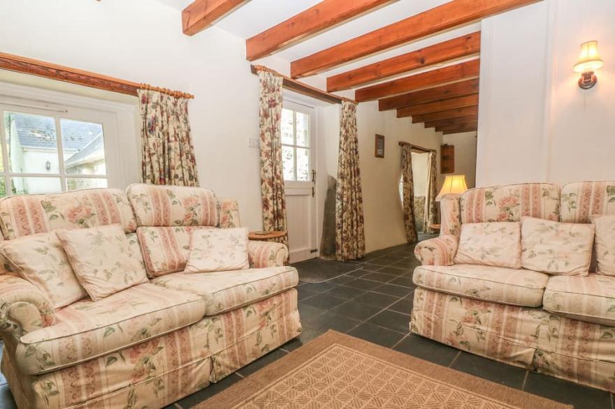 LONGHOUSE, pet friendly, character holiday cottage in St Keverne