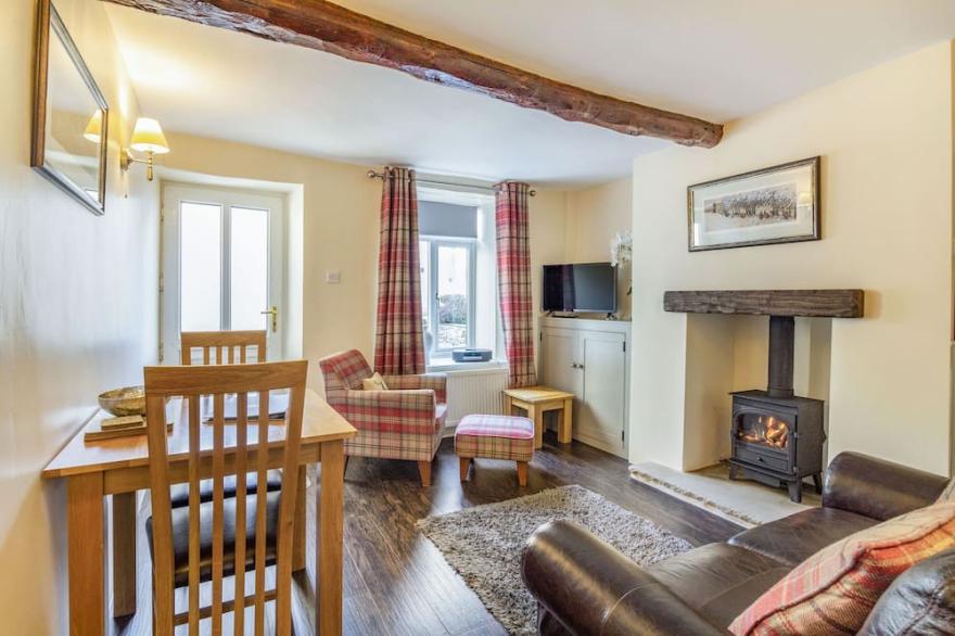 SMITHY COTTAGE, romantic, character holiday cottage in Bradwell