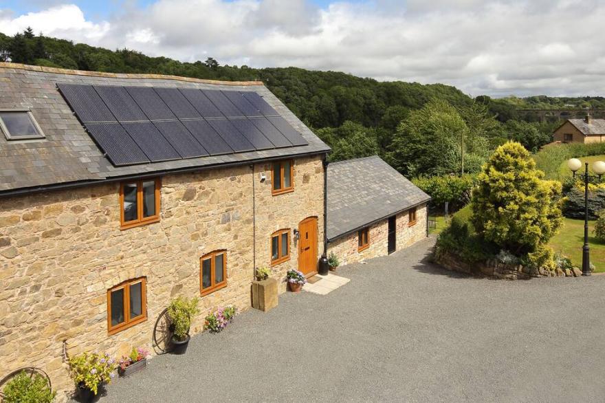 LITTLE COW HOUSE, family friendly, character holiday cottage in Chirk