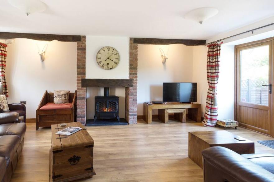 LITTLE COW HOUSE, family friendly, character holiday cottage in Chirk