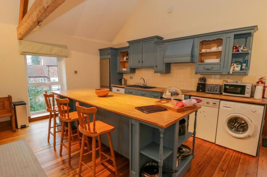 THE OLD CHAPEL, pet friendly, luxury holiday cottage in Bishop Wilton