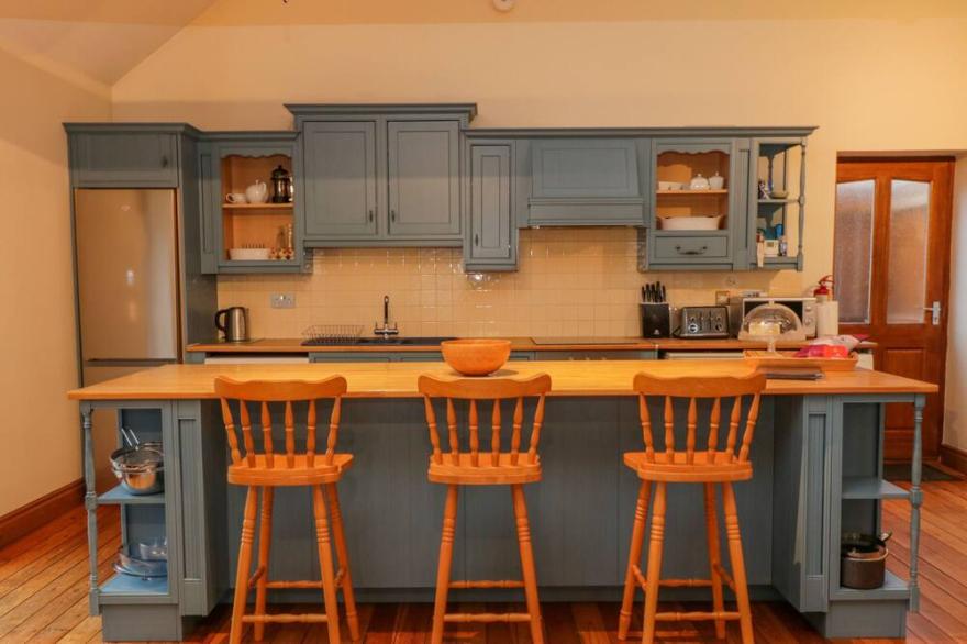 THE OLD CHAPEL, pet friendly, luxury holiday cottage in Bishop Wilton