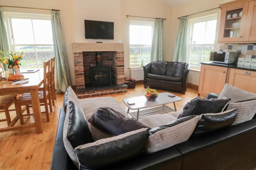 BANK TOP COTTAGE, family friendly, luxury holiday cottage in Embleton