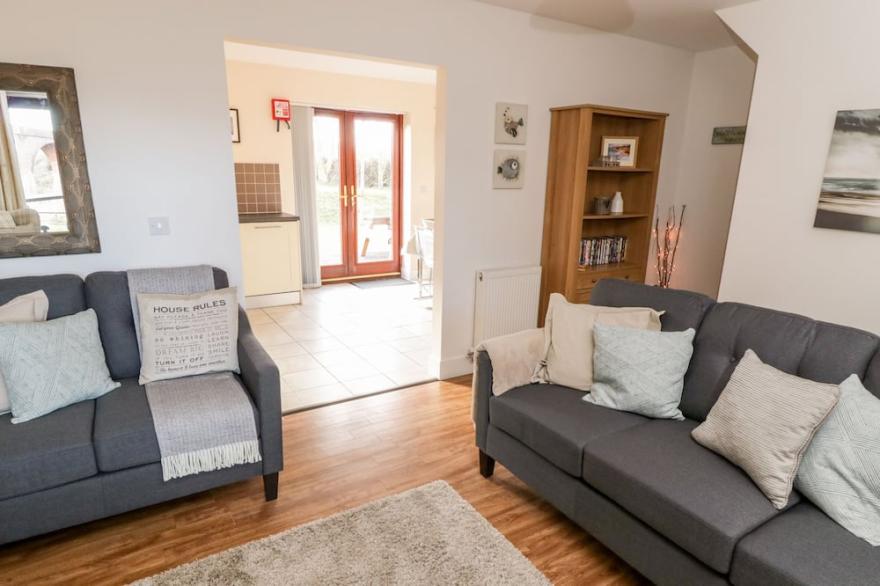 BUFFERS, family friendly, with a garden in Whitby