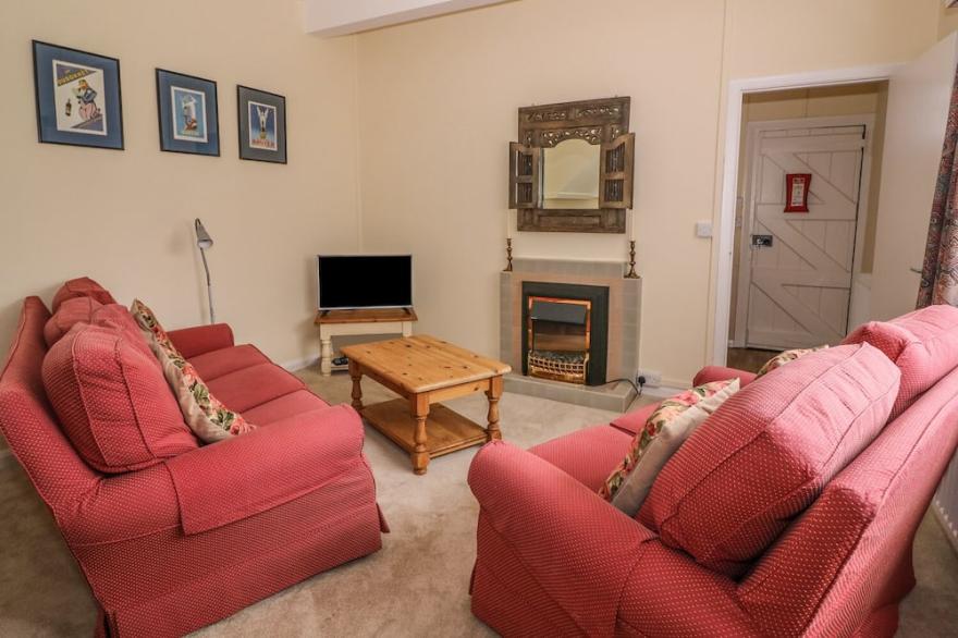 RIVERSIDE COTTAGE, pet friendly, with a garden in Llanwrthwl