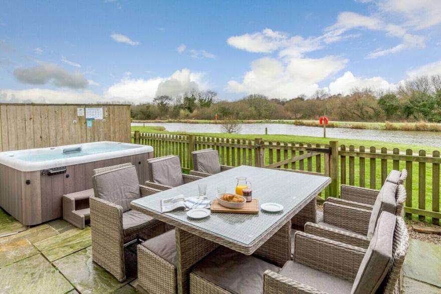 Halcyon Days - Four Bedroom House, Sleeps 8