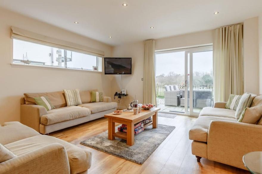 Halcyon Days - Four Bedroom House, Sleeps 8