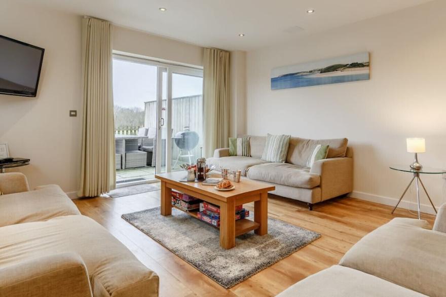 Halcyon Days - Four Bedroom House, Sleeps 8