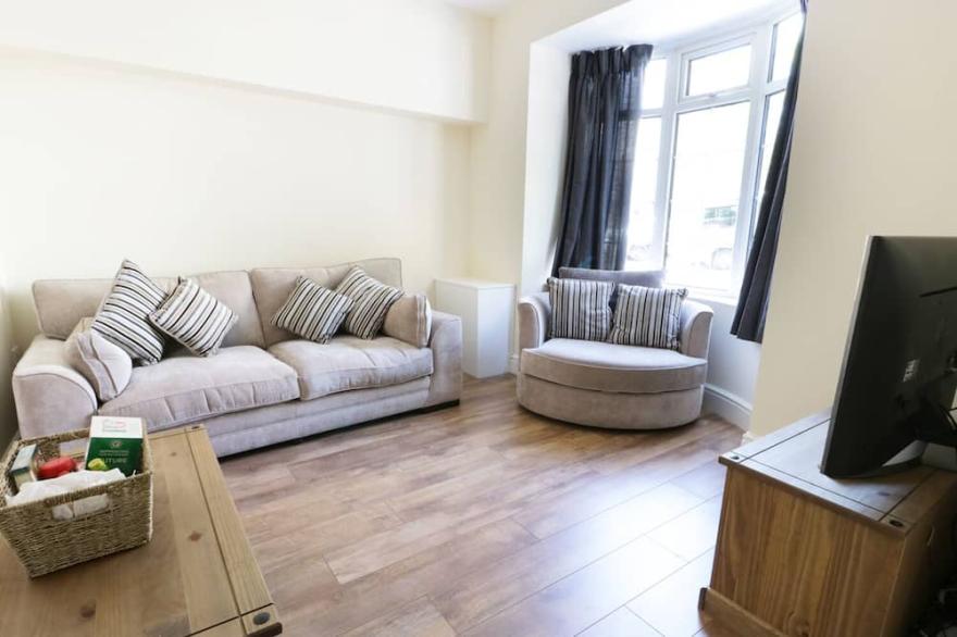 WHITE ROSE COTTAGE, pet friendly, with a garden in Guisborough