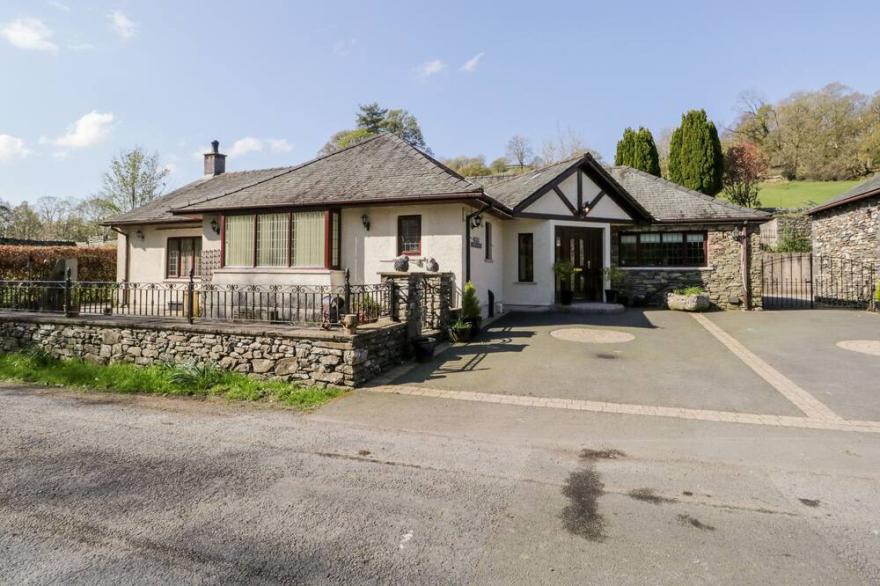 RIVERSIDE, pet friendly, luxury holiday cottage in Torver