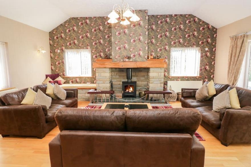 RIVERSIDE, pet friendly, luxury holiday cottage in Torver