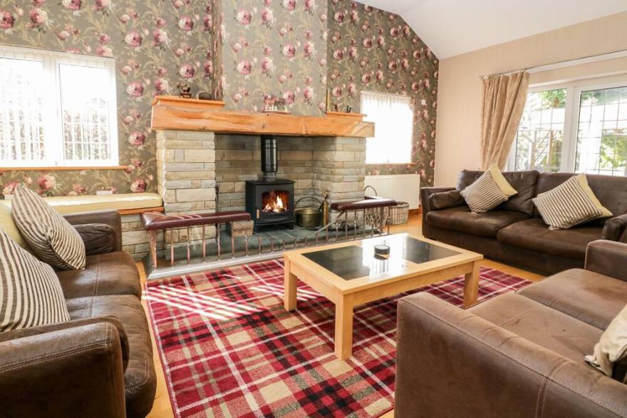 RIVERSIDE, pet friendly, luxury holiday cottage in Torver