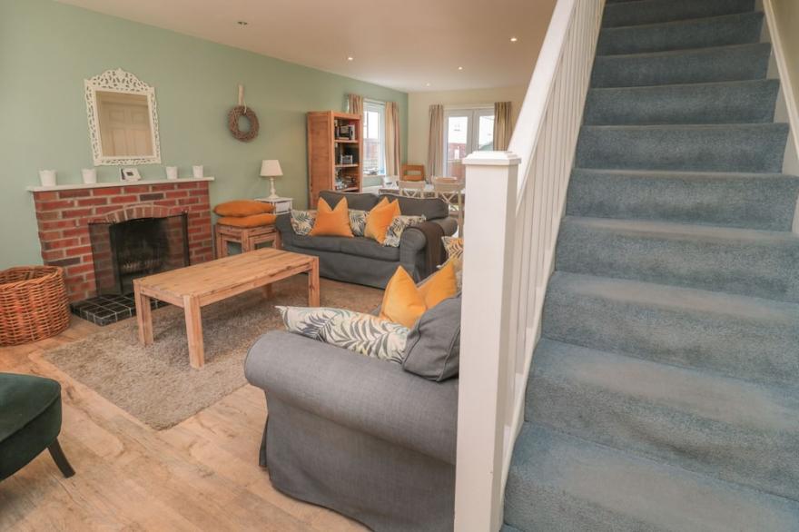 SANDY COVE, pet friendly, country holiday cottage in Beadnell