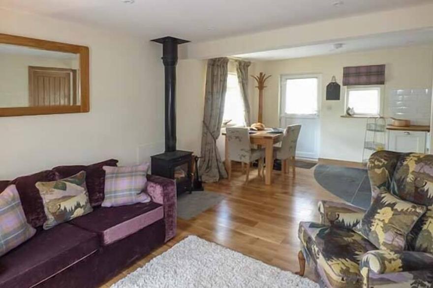 SADDLEBACK, pet friendly, with hot tub in Torver