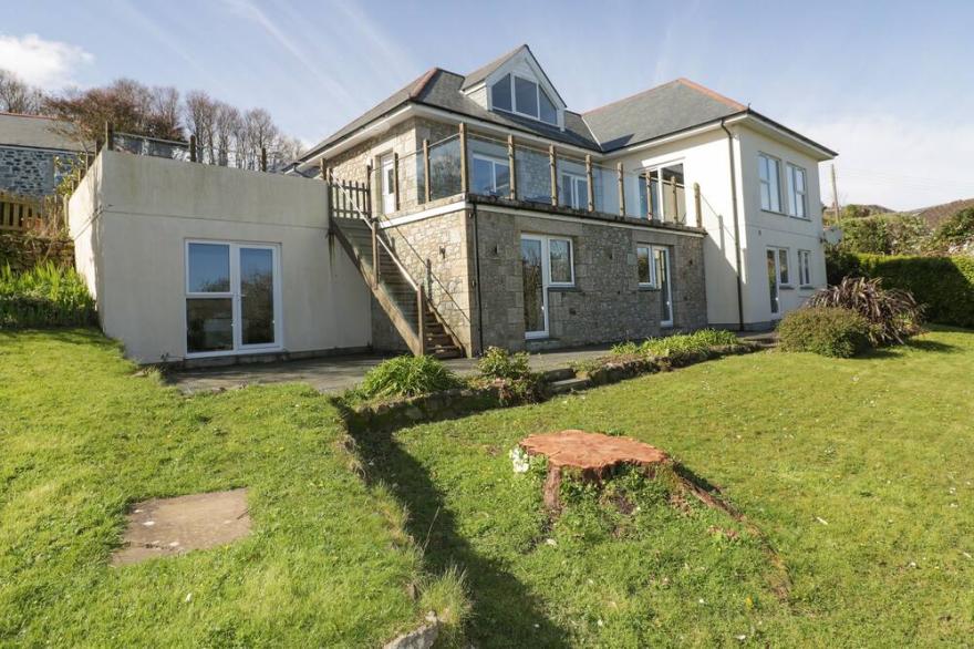 LOWER MELLAN BARN, pet friendly, luxury holiday cottage in Coverack