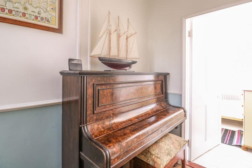 THE OLD BANK HOUSE, pet friendly, with open fire in Mevagissey