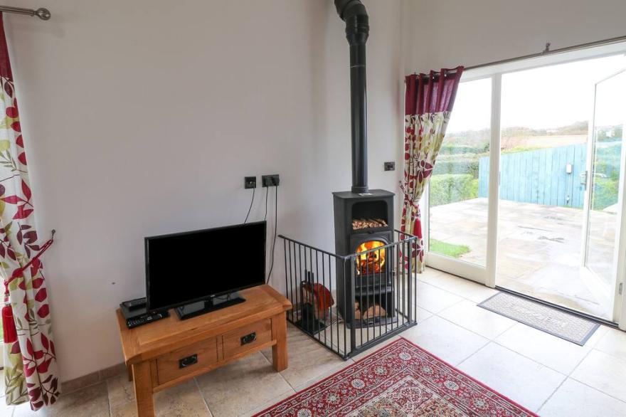 MALLARD COTTAGE, family friendly, with open fire in Whitby