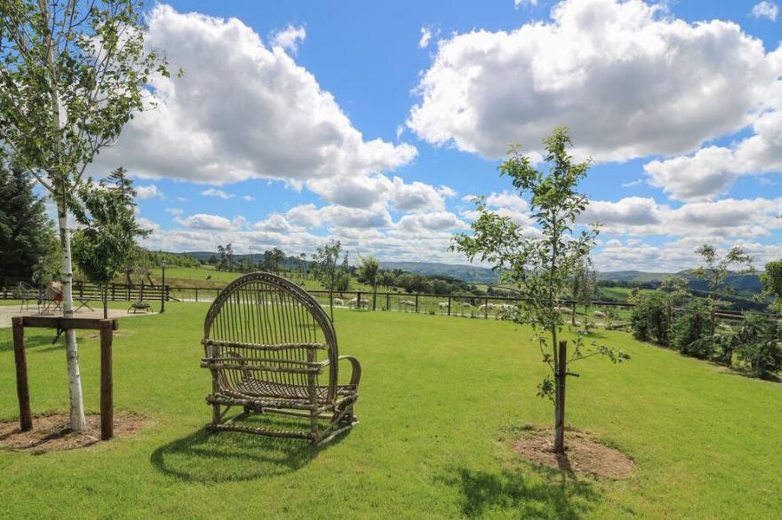 VALLEY VIEW, pet friendly, with hot tub in Rhayader