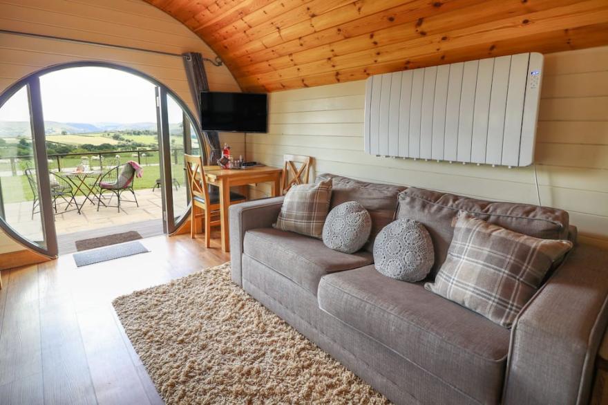 VALLEY VIEW, pet friendly, with hot tub in Rhayader