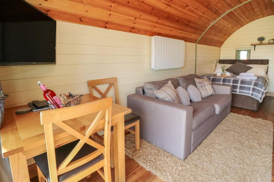 VALLEY VIEW, pet friendly, with hot tub in Rhayader