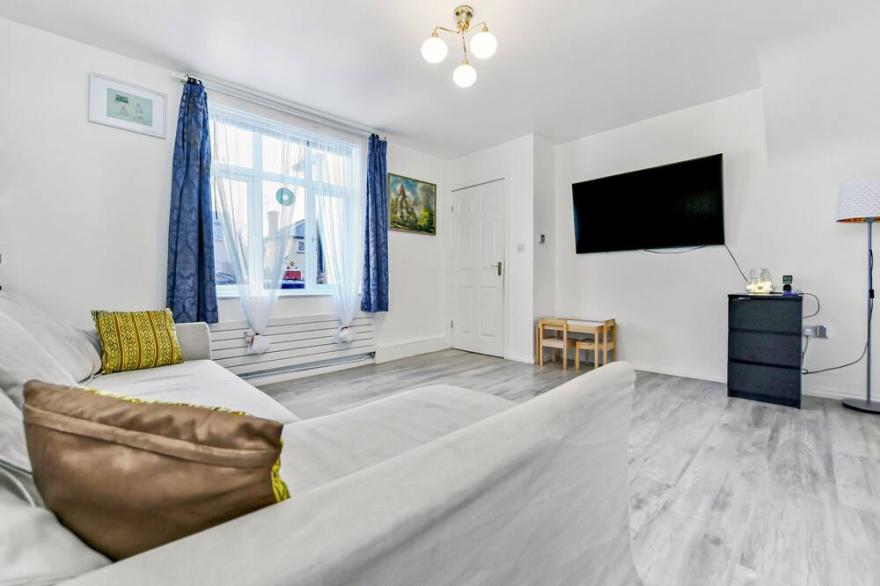 Family House in the Heart of Hanwell with 5 stars!