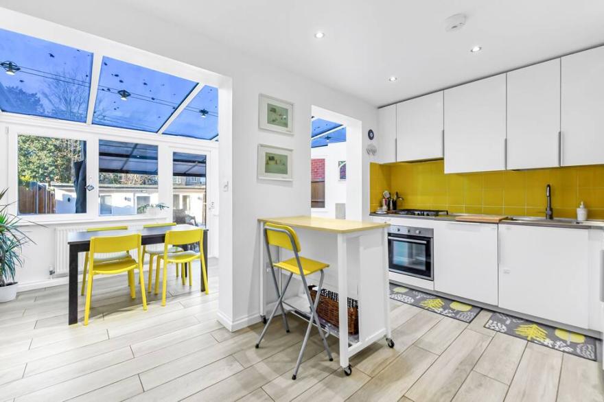 Family House in the Heart of Hanwell with 5 stars!