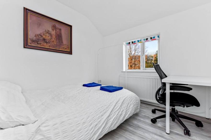 Family House in the Heart of Hanwell with 5 stars!