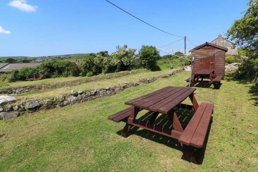 ROSEWALL COTTAGE, family friendly, with a garden in St Ives