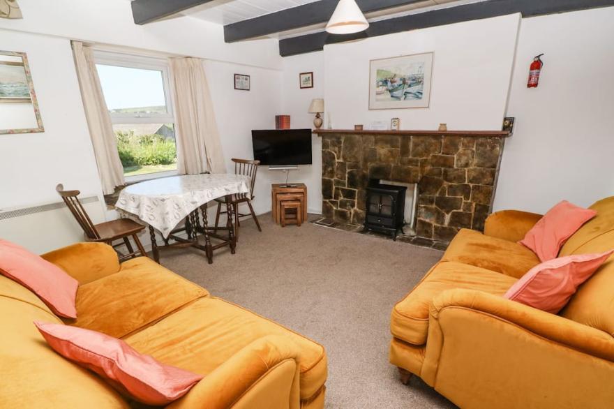 ROSEWALL COTTAGE, family friendly, with a garden in St Ives