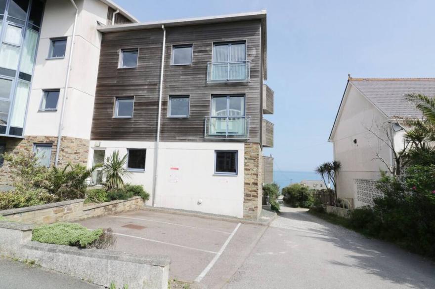 FISTRAL OUTLOOK, pet friendly, country holiday cottage in Newquay