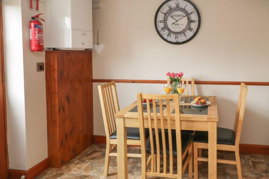 ESKVIEW COTTAGE, family friendly, with a garden in Ruswarp