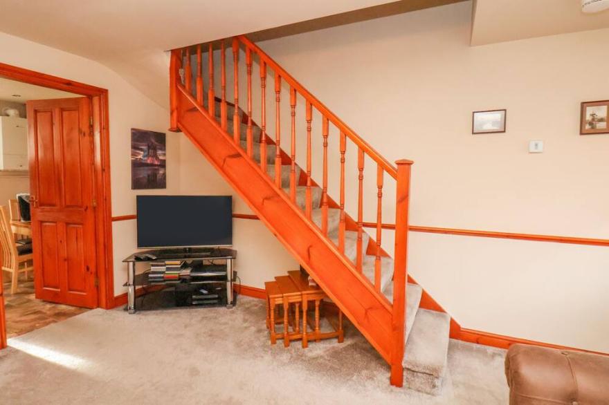 ESKVIEW COTTAGE, family friendly, with a garden in Ruswarp