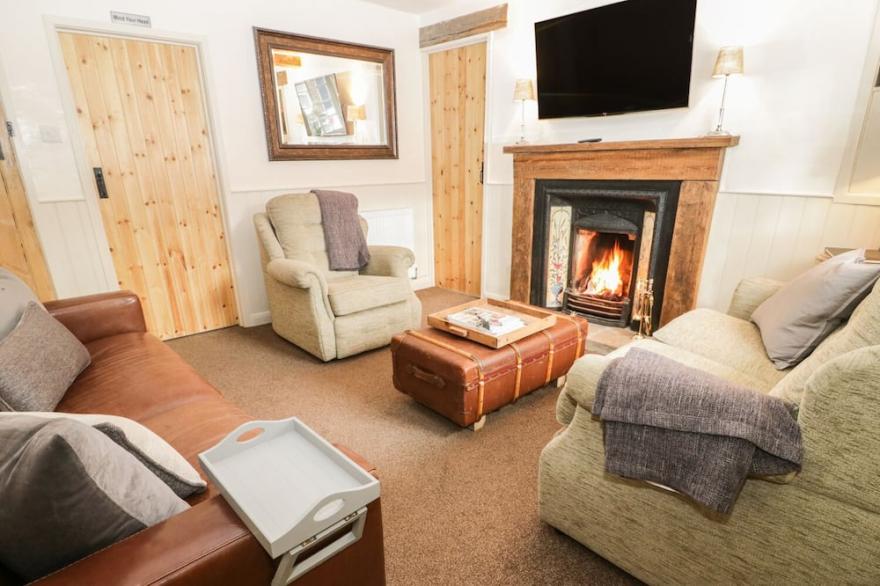 THE OLD CARTWAY, pet friendly, with open fire in Pickering