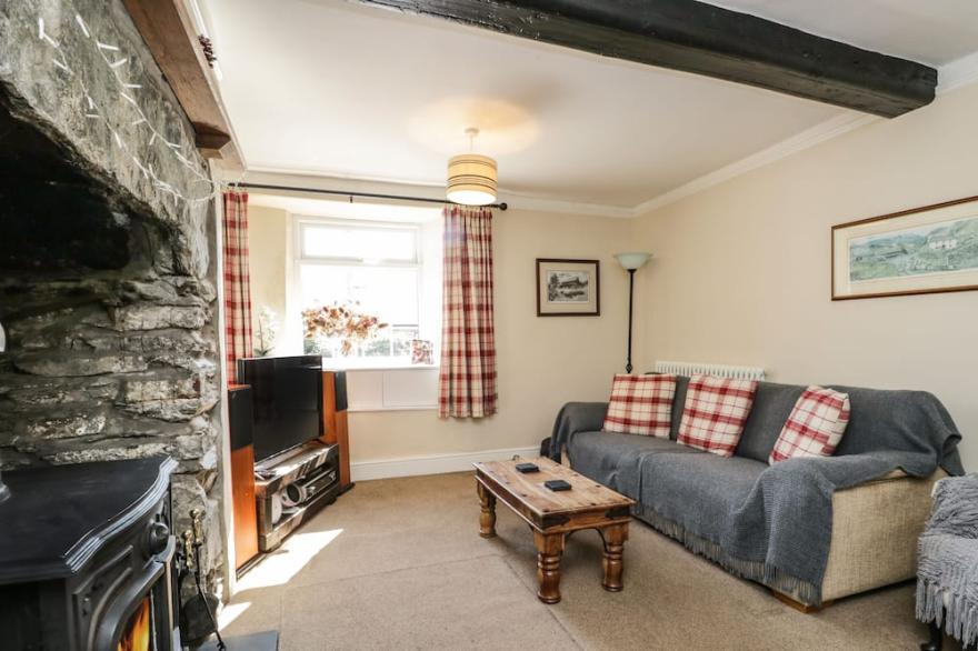 DUDDON COTTAGE, pet friendly, with open fire in Broughton-In-Furness