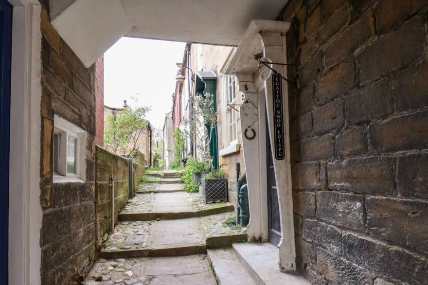 DELFT COTTAGE, pet friendly, with open fire in Robin Hood’s Bay